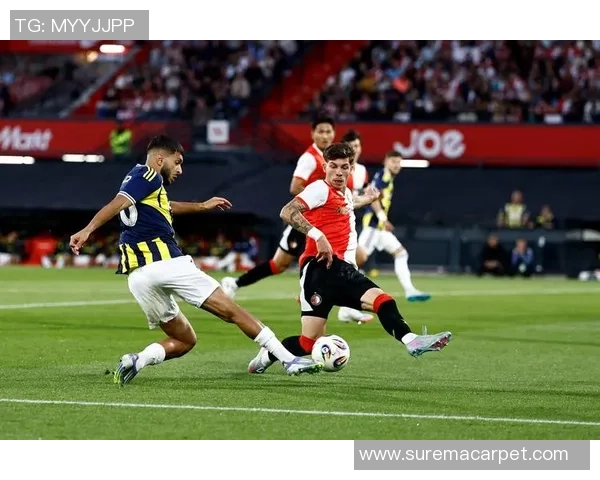 欧冠激战：里昂大胜那不勒斯乌龙球引发争议与全场沸腾