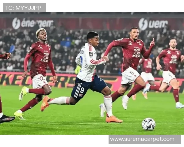 足总杯激战:拜仁与里昂战成平局补时绝平引发全场狂欢 足总杯激战:拜仁与里昂战成平局补时绝平引发全场狂欢