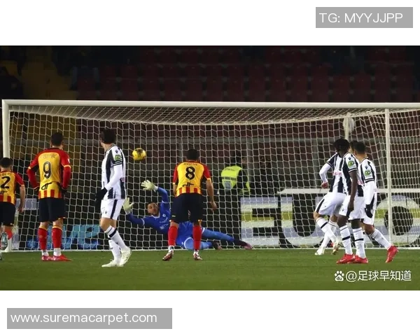 足总杯激战AC米兰狂胜里昂五球争议判罚引发全场热议 足总杯激战AC米兰狂胜里昂五球争议判罚引发全场热议