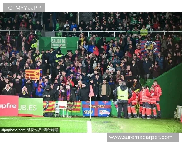 欧冠精彩对决：里昂绝杀巴萨全场沸腾瞬间回顾与分析